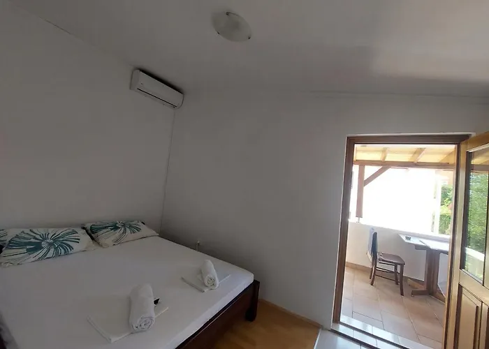 Apartament Iva - 50 M From The Sea-balcony Pag Town